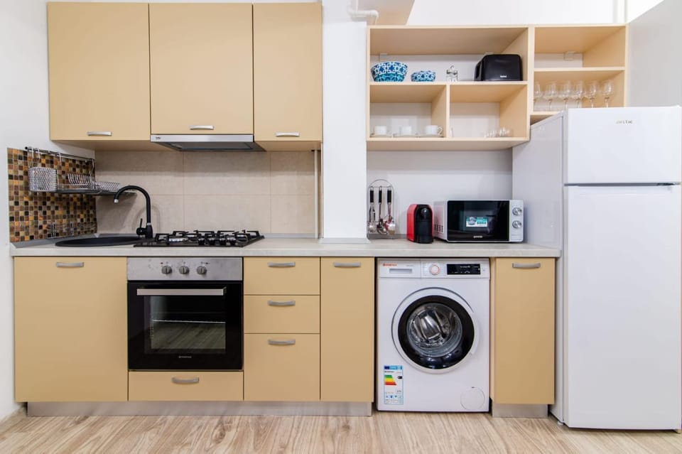 Coffee/tea facilities, Kitchen or kitchenette, oven, stove, toaster, washing machine
