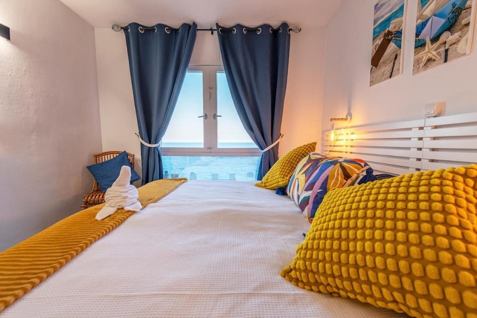 Bed, Bedroom, Sea view, towels
