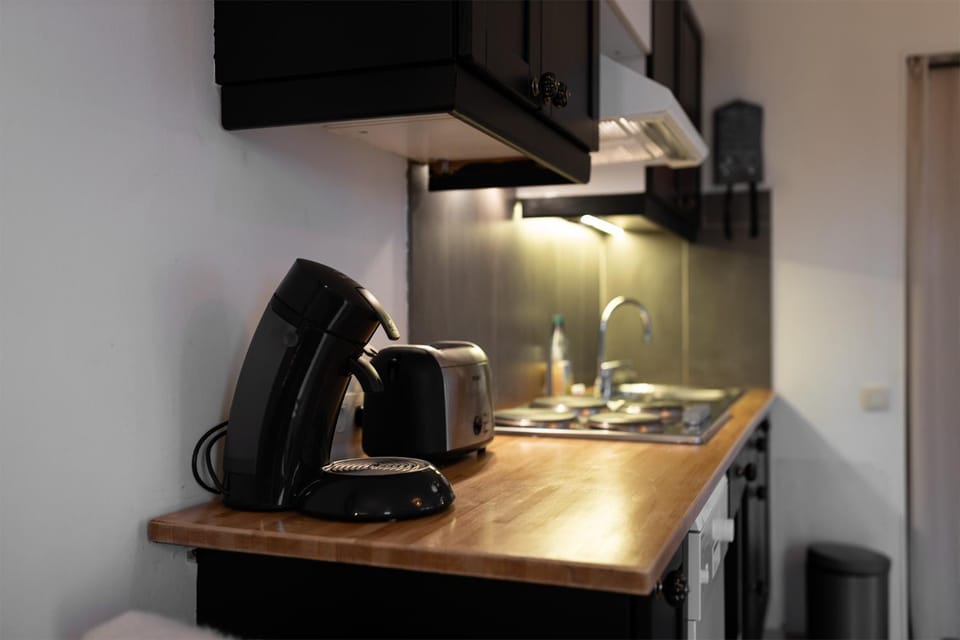 Coffee/tea facilities, Kitchen or kitchenette, stove, toaster