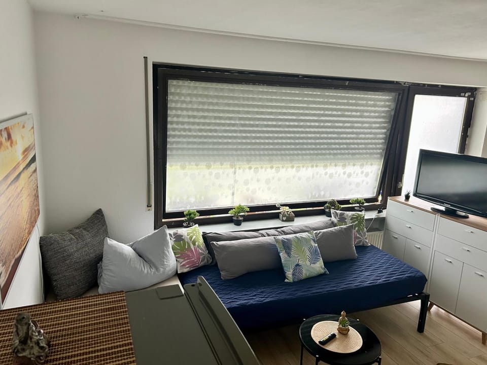 Bed, TV and multimedia, Seating area, Bedroom
