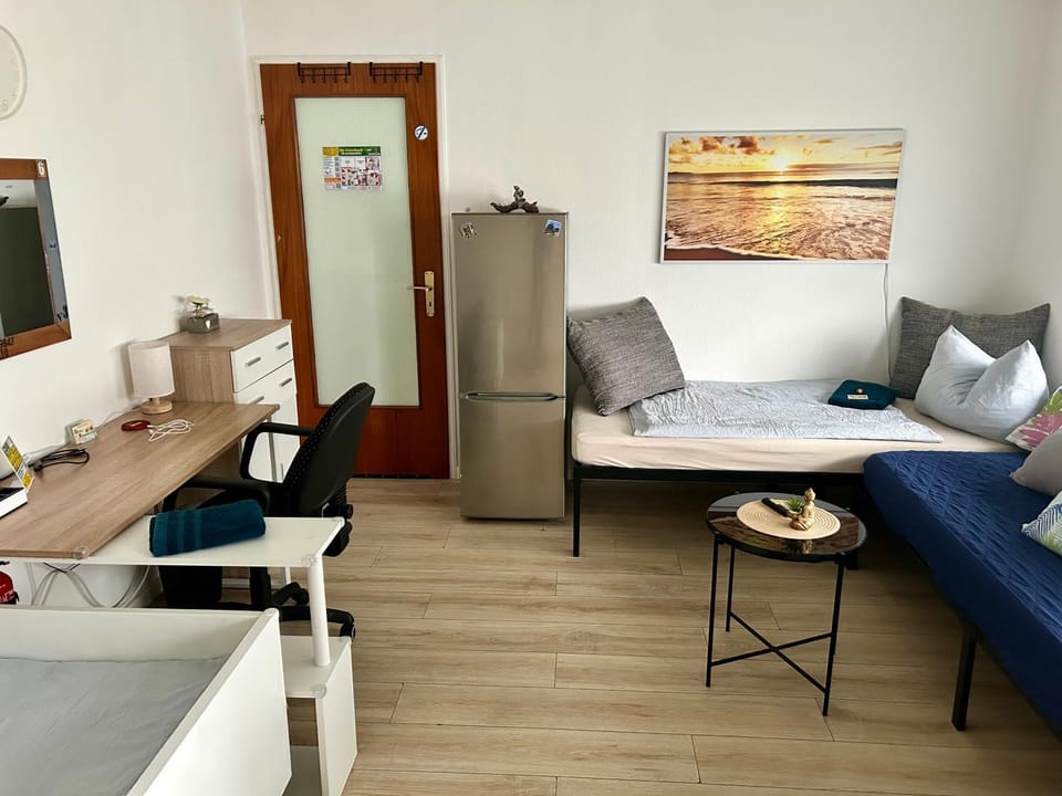 Bed, Seating area, Bedroom