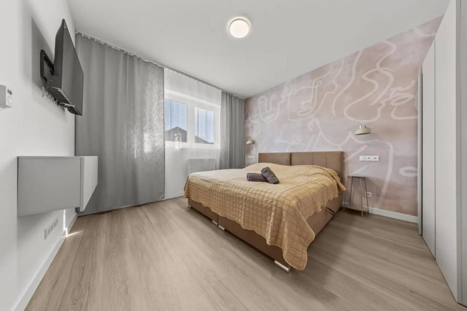 Photo of the whole room, Bedroom