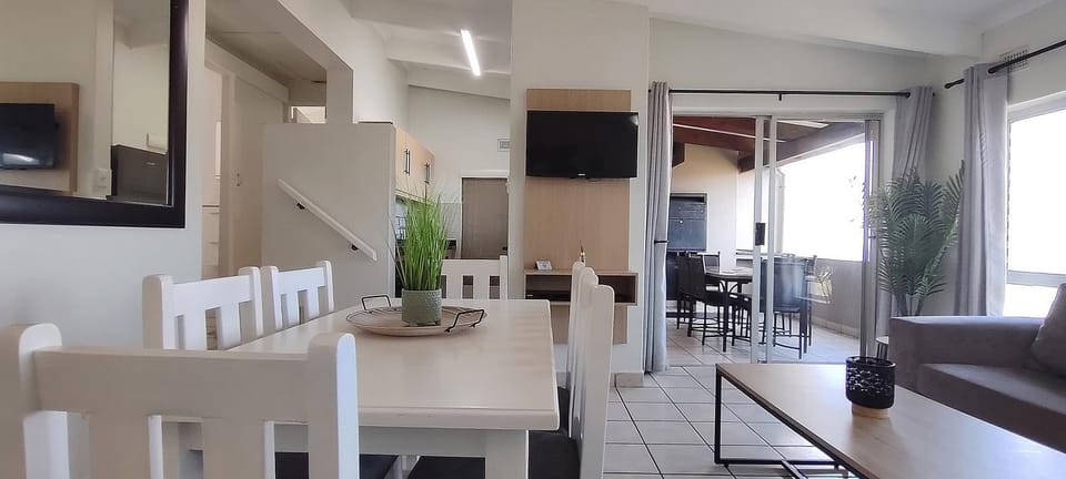 TV and multimedia, Kitchen or kitchenette, Living room, Seating area, Dining area