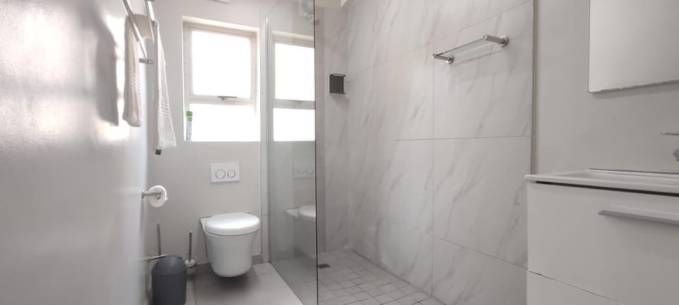 Shower, Toilet