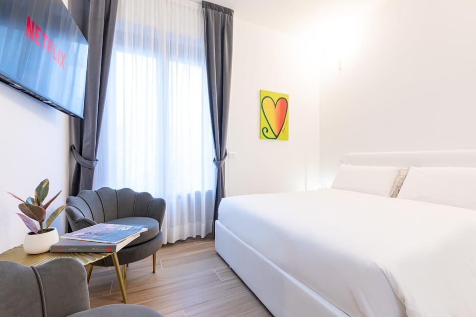 Bed, TV and multimedia, Photo of the whole room, Bedroom