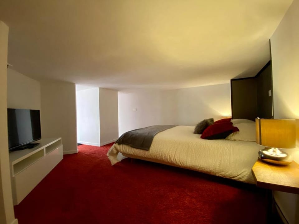 Bed, TV and multimedia, Bedroom