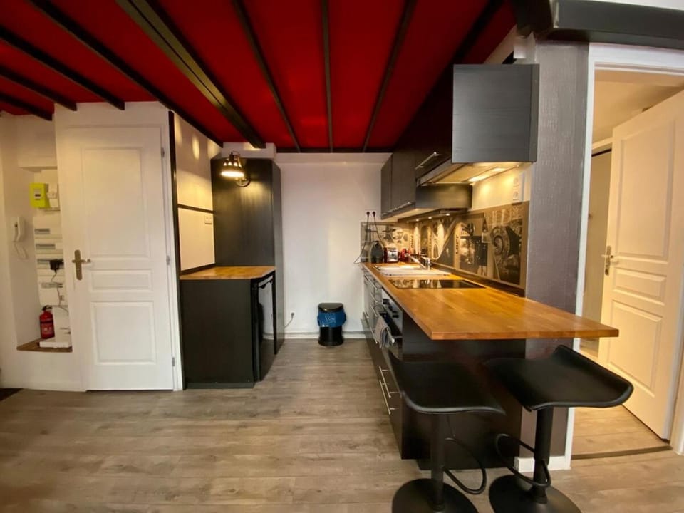 Kitchen or kitchenette
