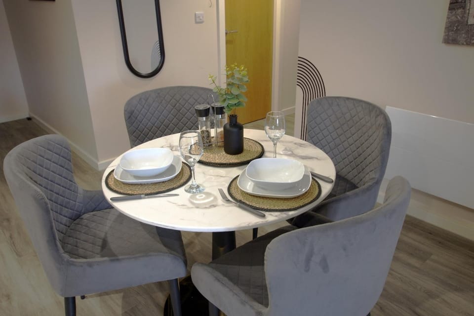 2Bed 2Bath Apartment Nr Old Trafford Parking Apartment in Salford