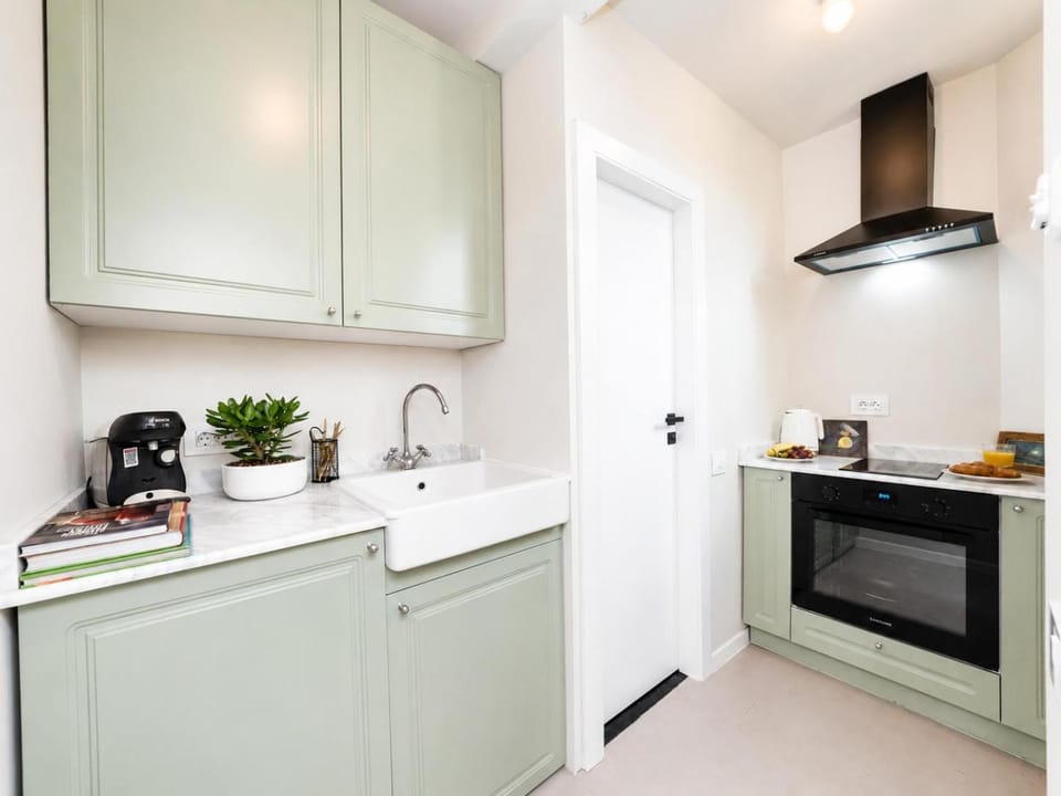 Coffee/tea facilities, Kitchen or kitchenette, oven, stove