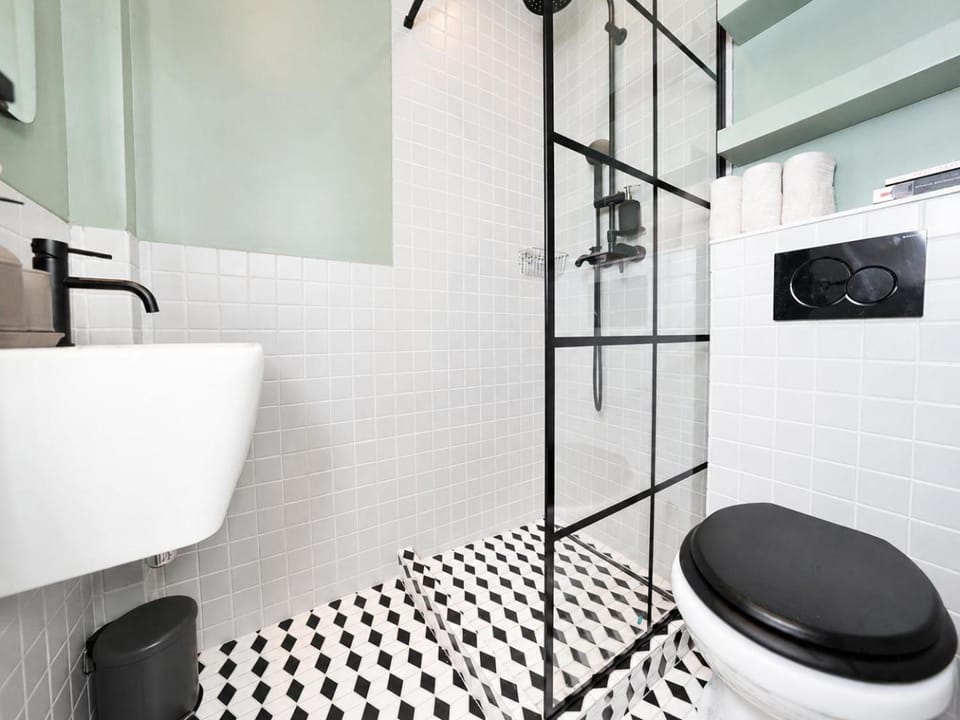 Toilet, Bath, towels