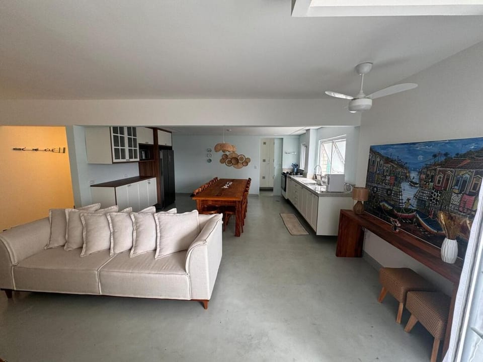 TV and multimedia, Kitchen or kitchenette, Living room, Seating area, Dining area