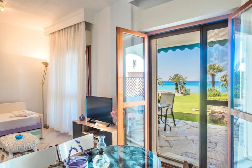 Natural landscape, Living room, Photo of the whole room, Dining area, Sea view