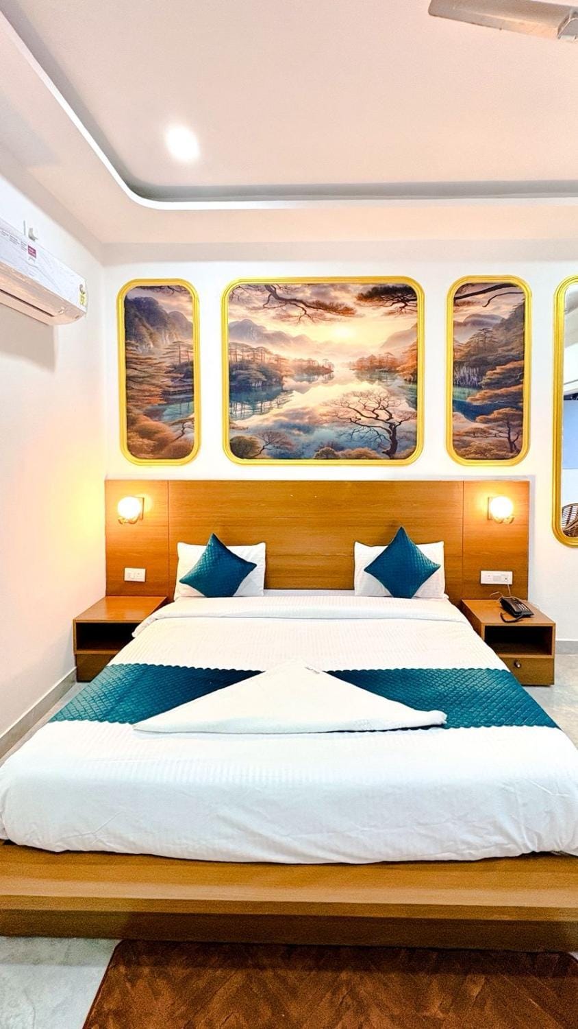 Photo of the whole room, air conditioner