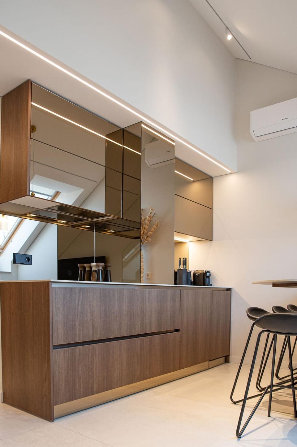 Dining area, minibar, stove