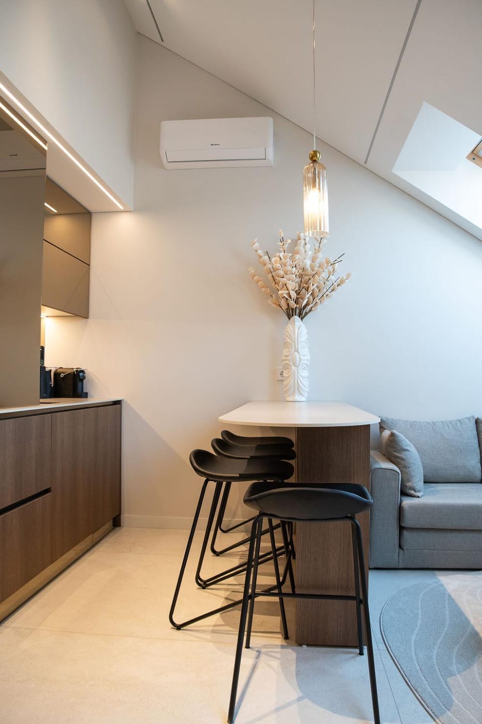 Kitchen or kitchenette, Dining area, air conditioner