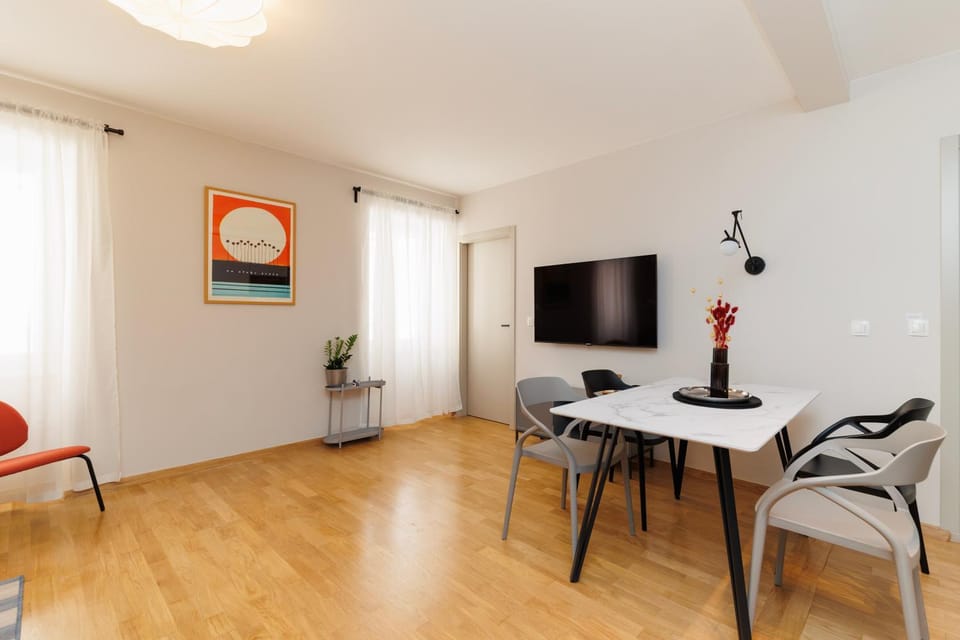 TV and multimedia, Dining area, Evening entertainment