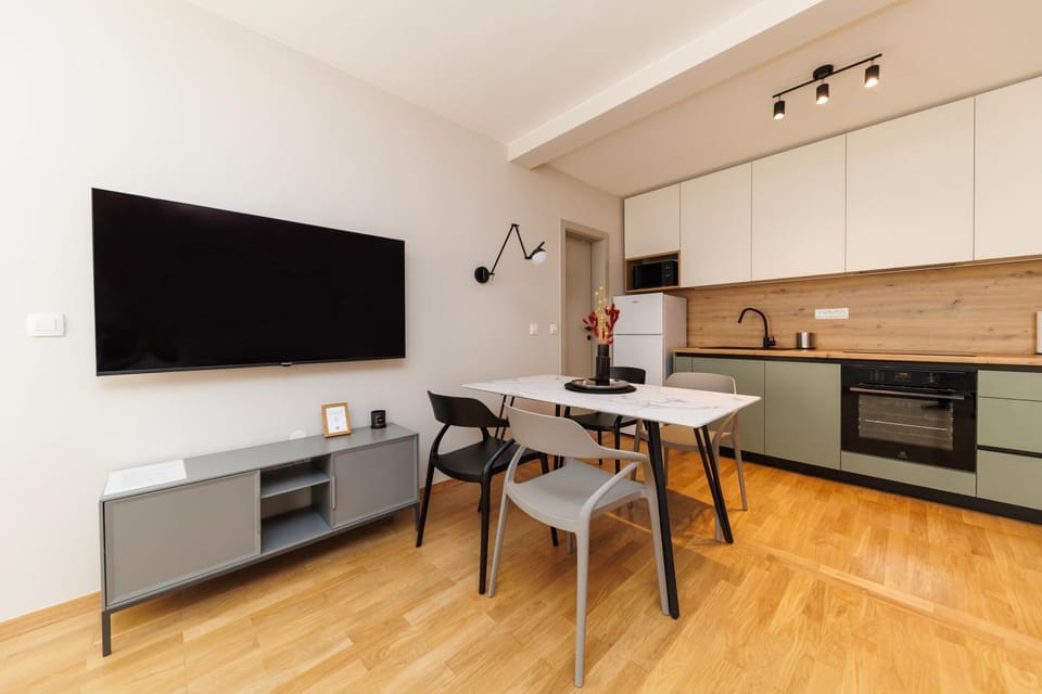 TV and multimedia, Kitchen or kitchenette, Dining area, oven