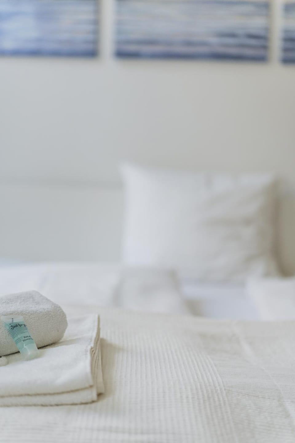Bed, towels