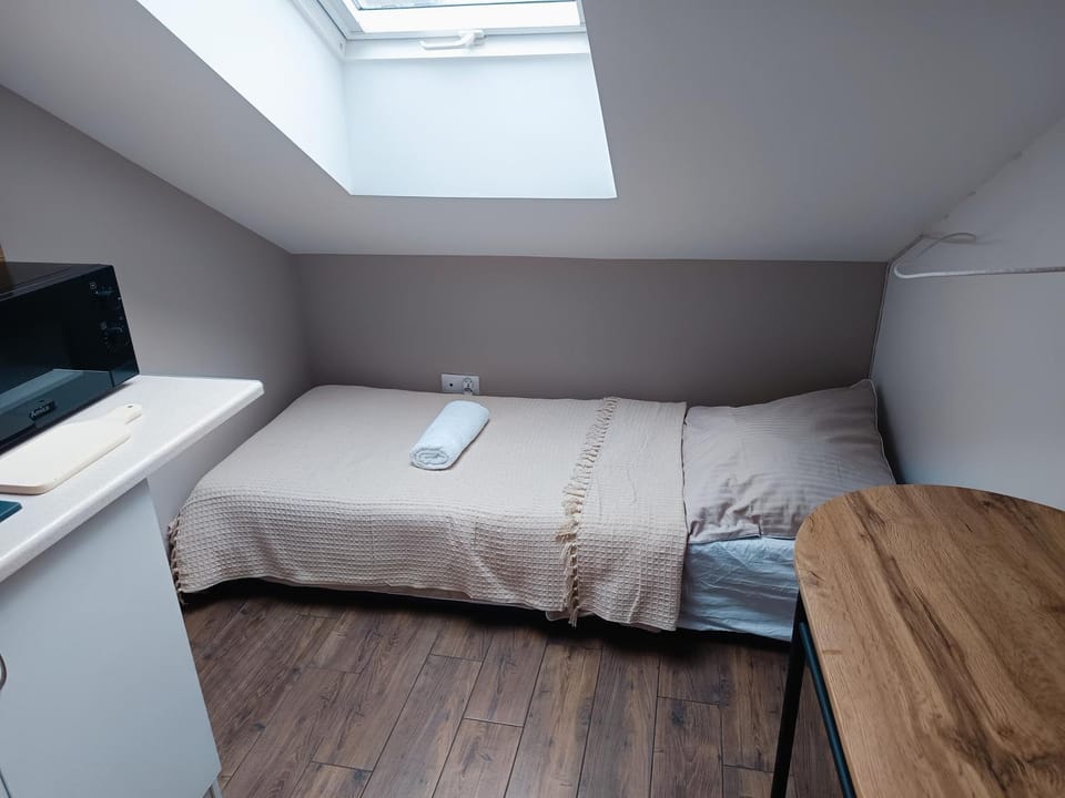 Bed, Photo of the whole room, Bedroom, towels