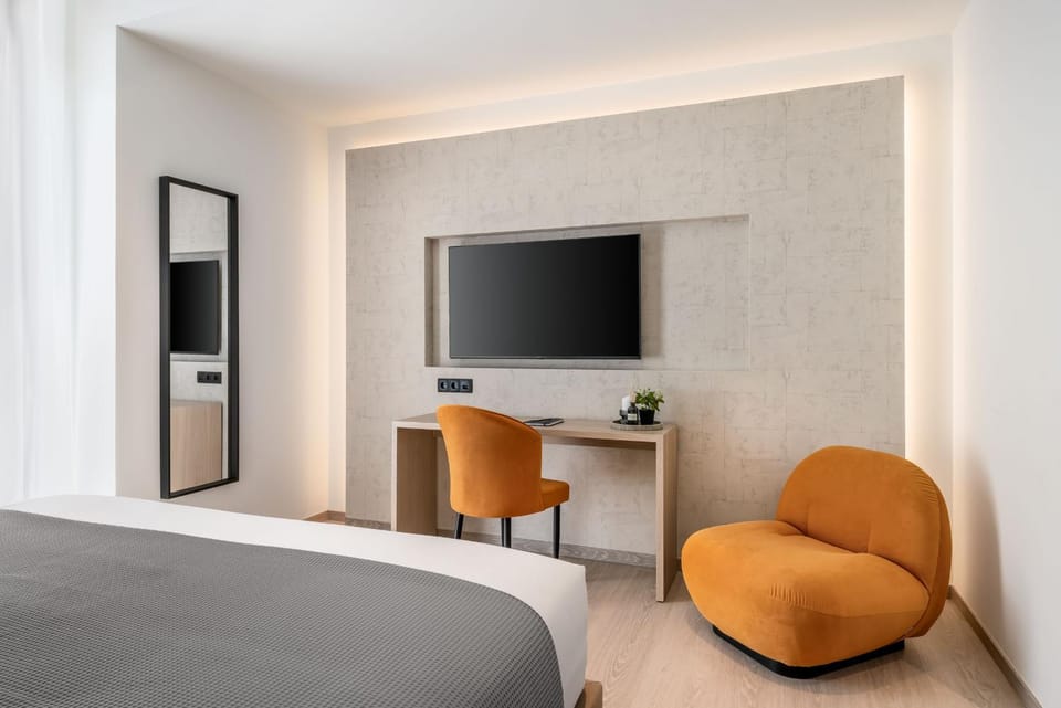Bed, TV and multimedia, Seating area, Evening entertainment, Bedroom