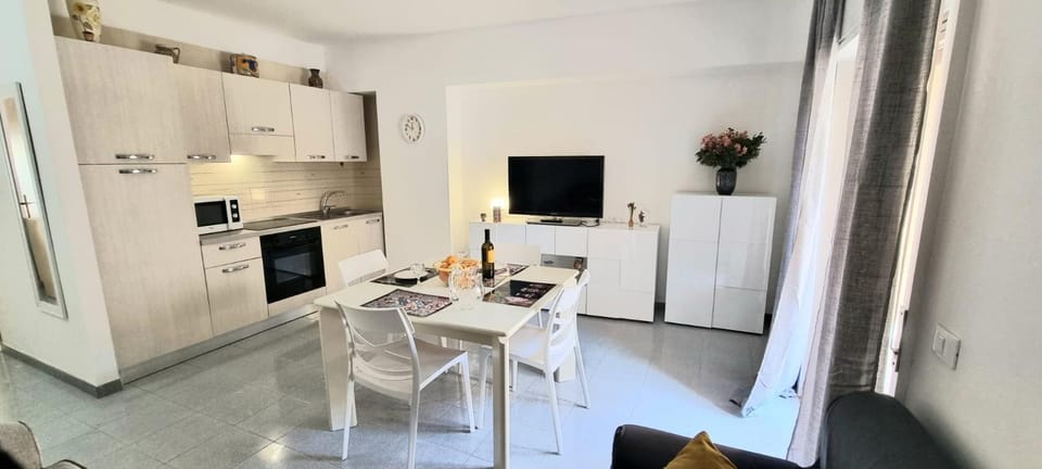 TV and multimedia, Kitchen or kitchenette, Seating area, Dining area