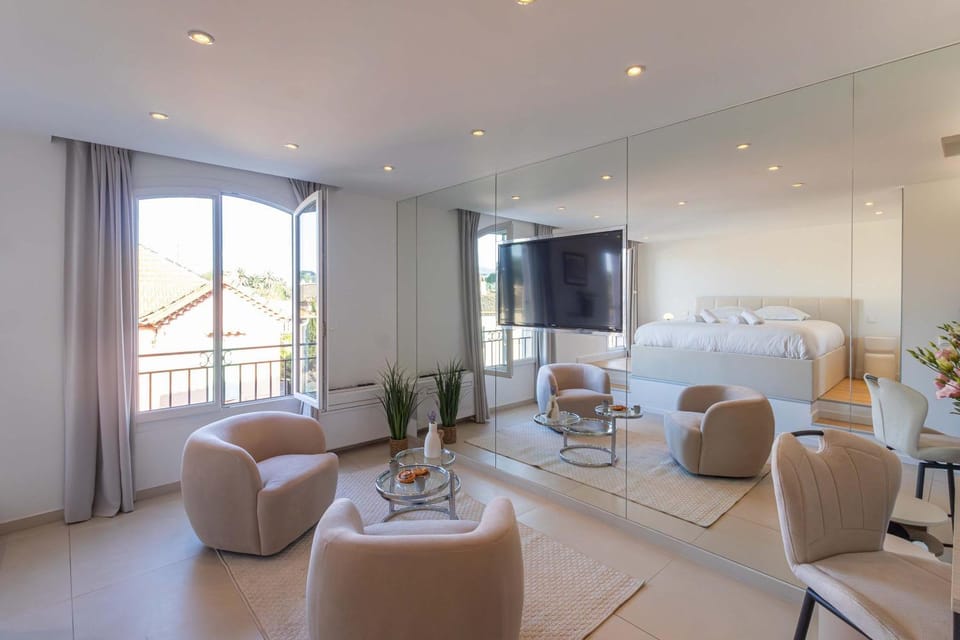 Le Semiramis l Central & Views l Shellter Rentals Inn in Saint-Tropez