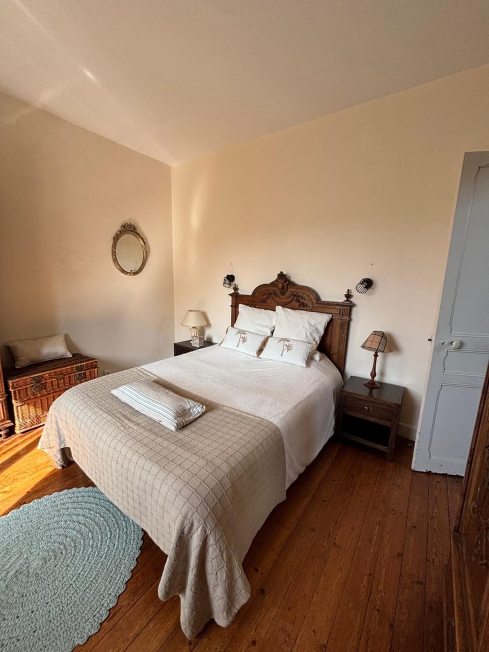 Photo of the whole room, Bedroom