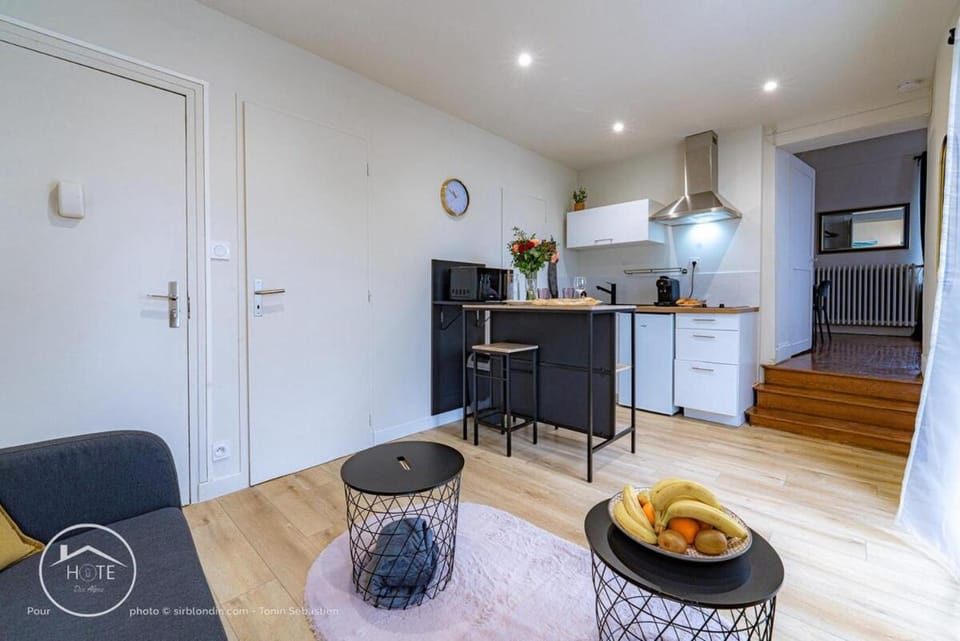 Kitchen or kitchenette, Dining area, stove