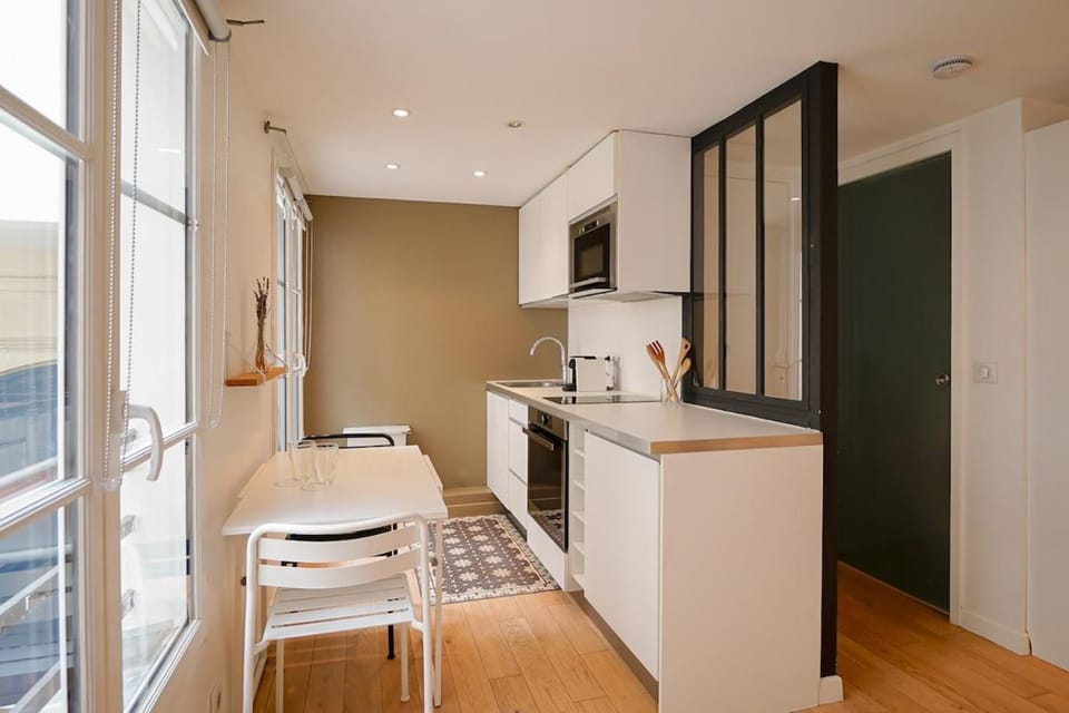 Kitchen or kitchenette, Dining area