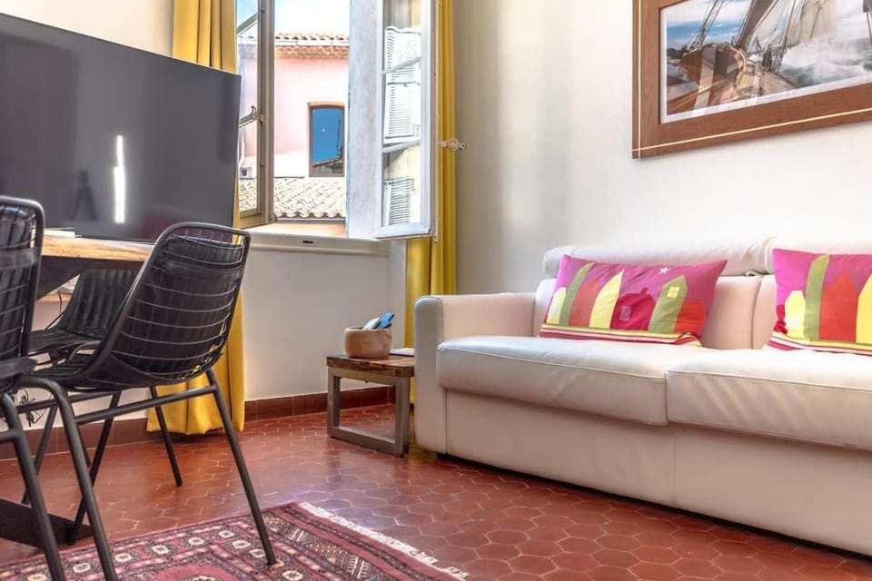 Le Seillon l Perfect Location l Shellter Rentals Apartment in Saint-Tropez