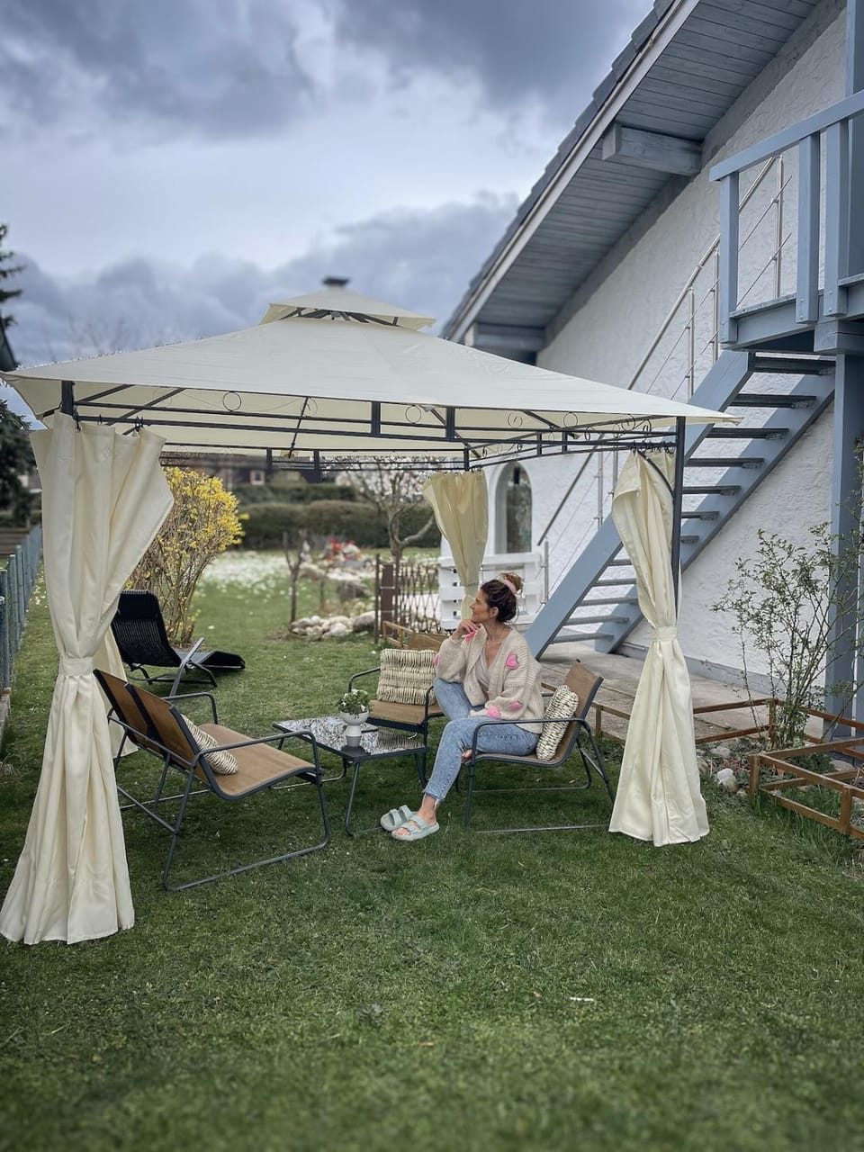 Property building, Garden, Balcony/Terrace, Seating area