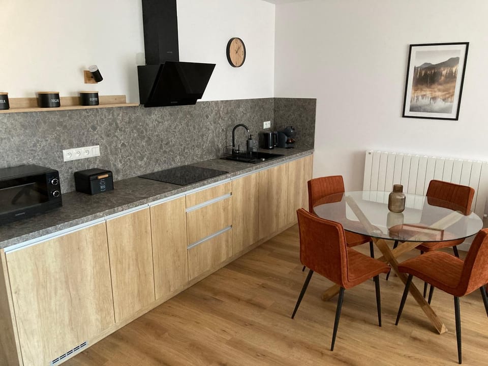 Coffee/tea facilities, Kitchen or kitchenette, Dining area