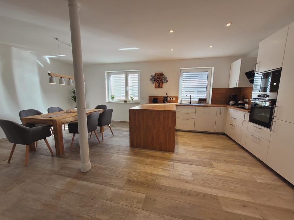 Kitchen or kitchenette, Dining area