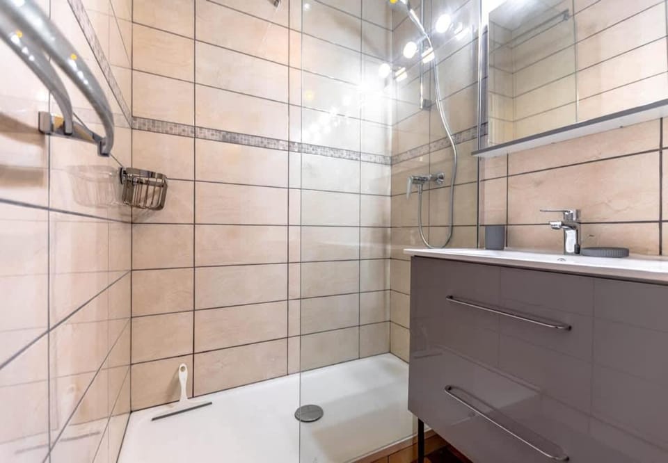 La Marina l Views & Parking l Shellter Rentals Apartment in Cogolin