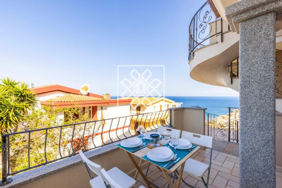 Natural landscape, Balcony/Terrace, Dining area, Sea view