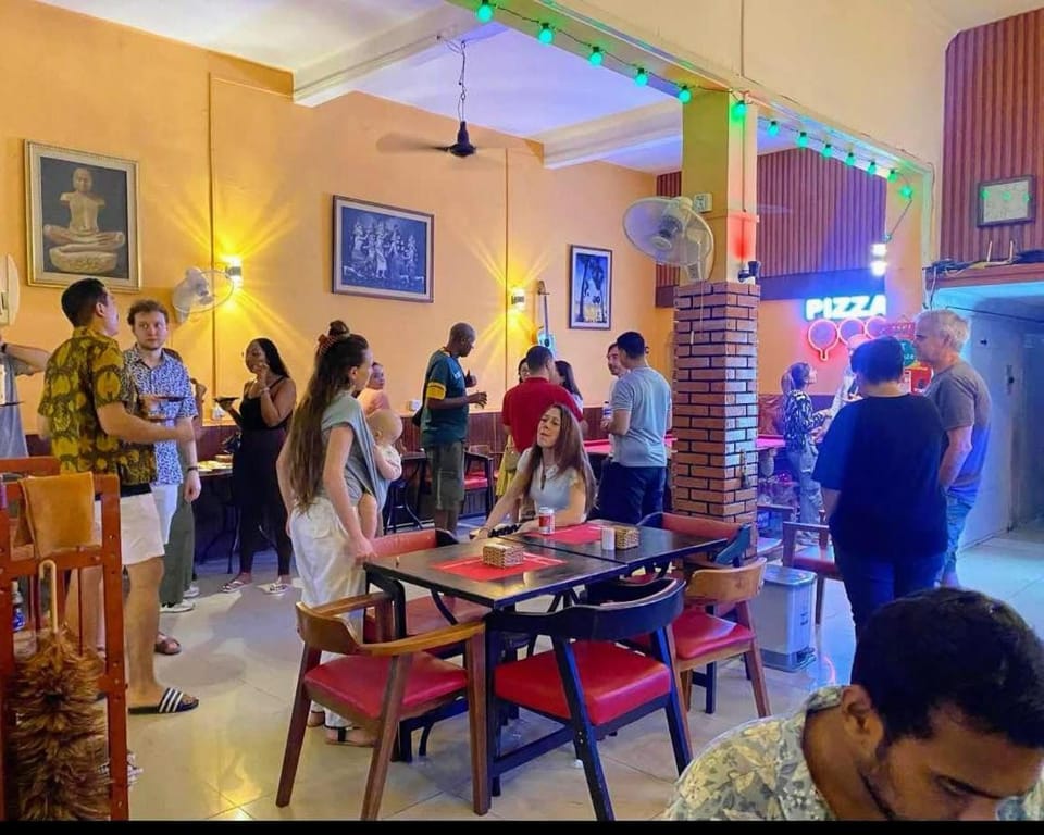 Restaurant/places to eat, group of guests