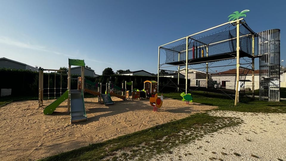 Mobilhome trigano au Camping Les Charmettes emplacement calme Campground/ 
RV Resort in Les Mathes