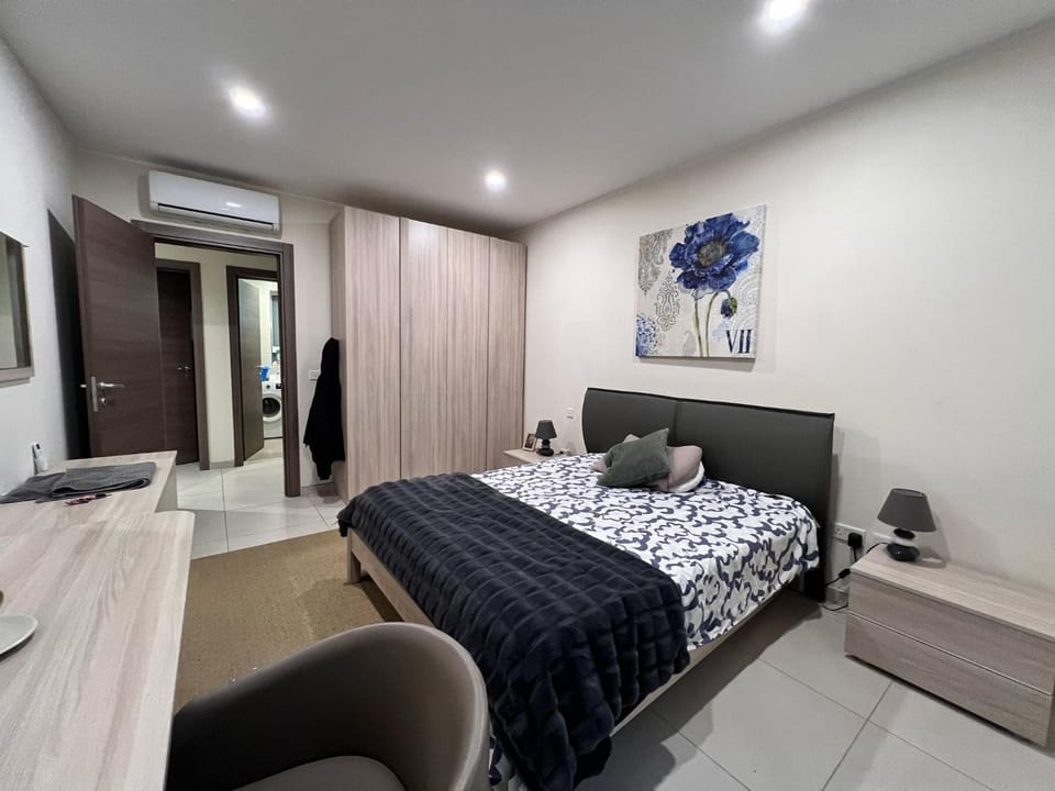 Bed, Photo of the whole room, Bedroom, wardrobe, air conditioner