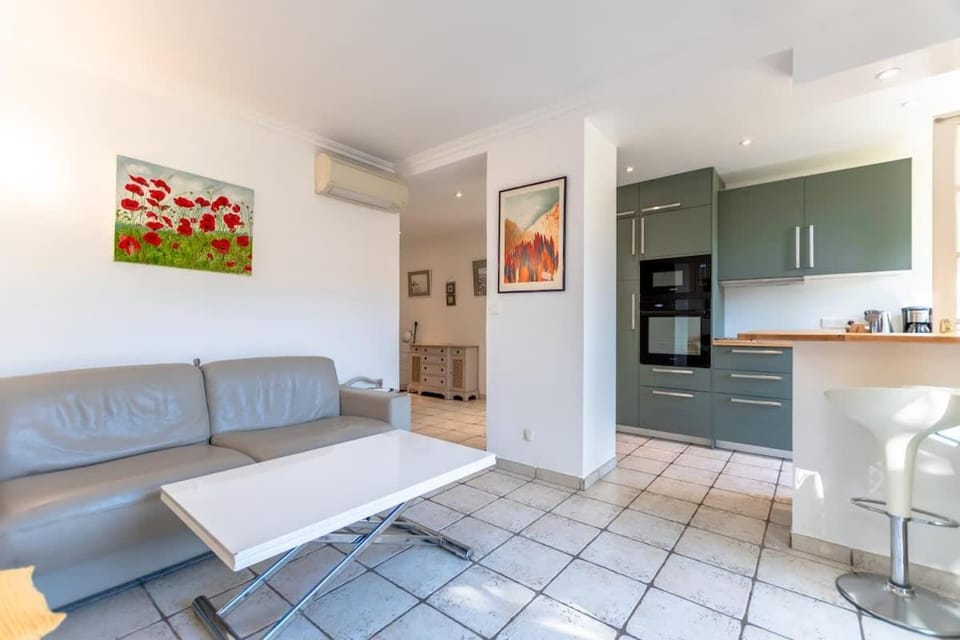 Floralies A l Views & Parking l Shellter Rentals Apartment in Saint-Tropez