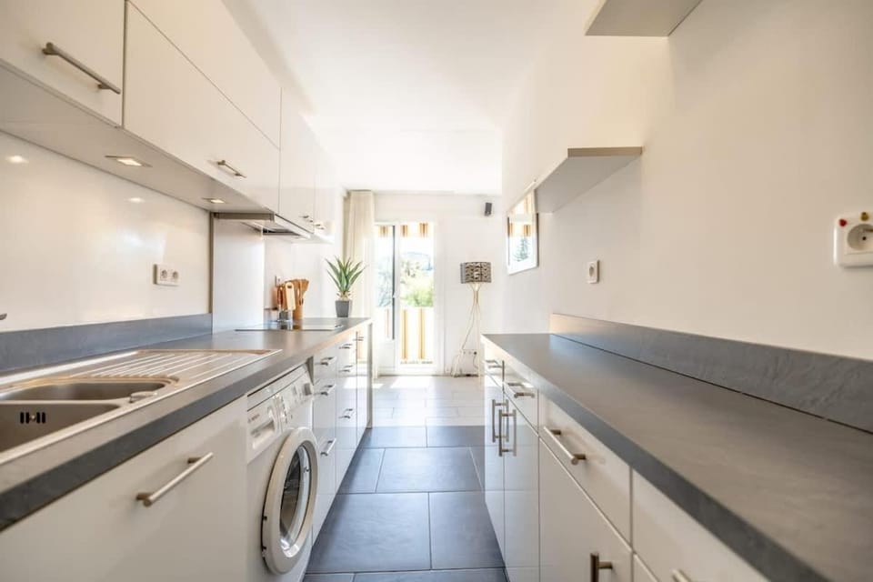 Les Amourie l Terrace & Parking l Shellter Apartment in Saint-Tropez