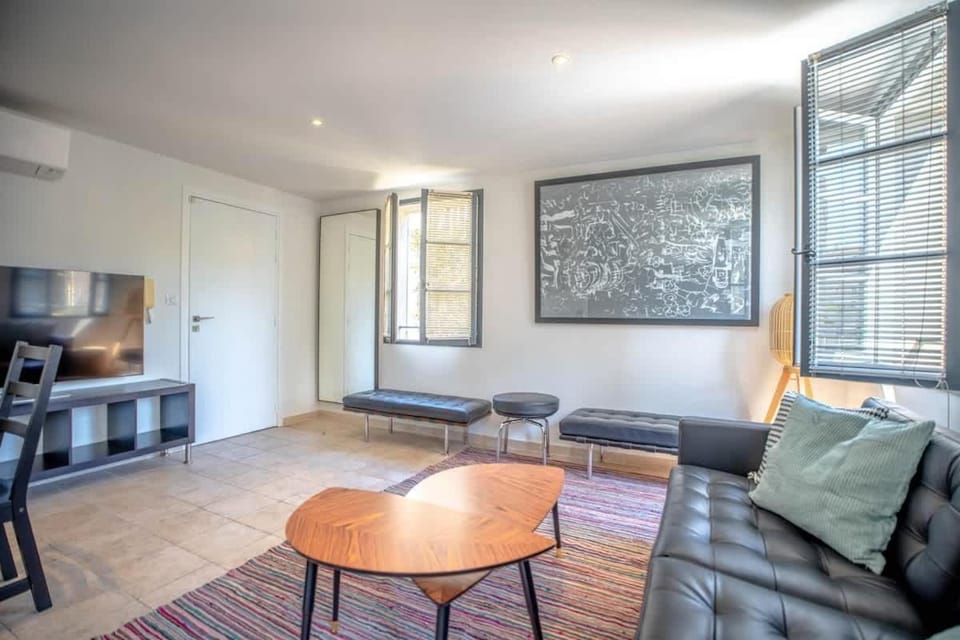 Les Lices B l Equiped & Central l Shellter Rentals Apartment in Saint-Tropez