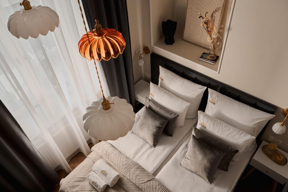 Bed, Photo of the whole room, Seating area, Bedroom, towels