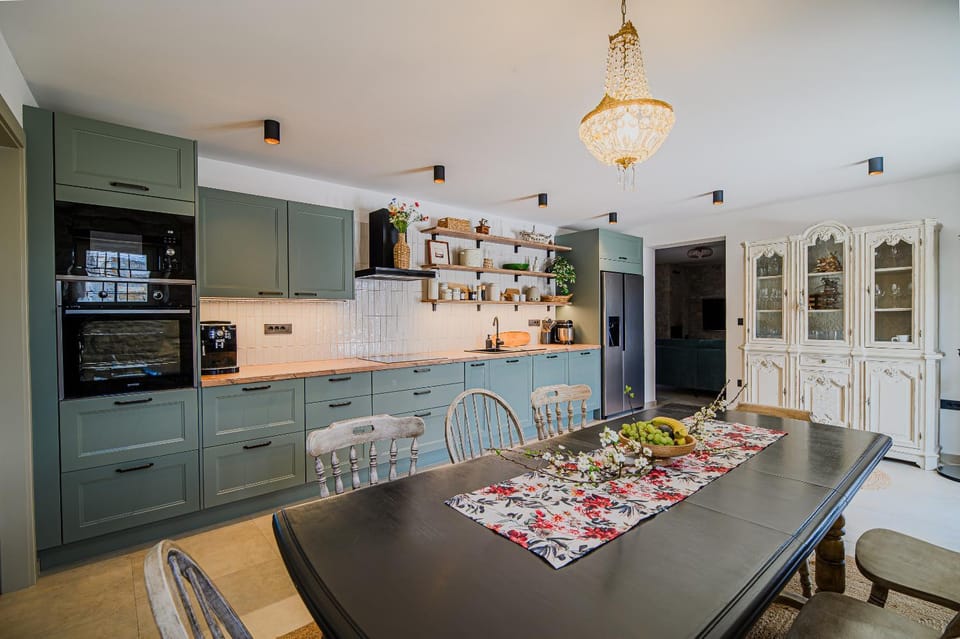 Dining area, kitchen