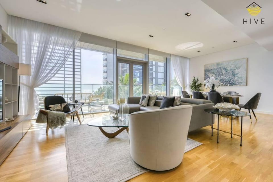 Premium 3BR Beachfront Apartment - Balcony & All Rooms with Sea View Apartment in Dubai