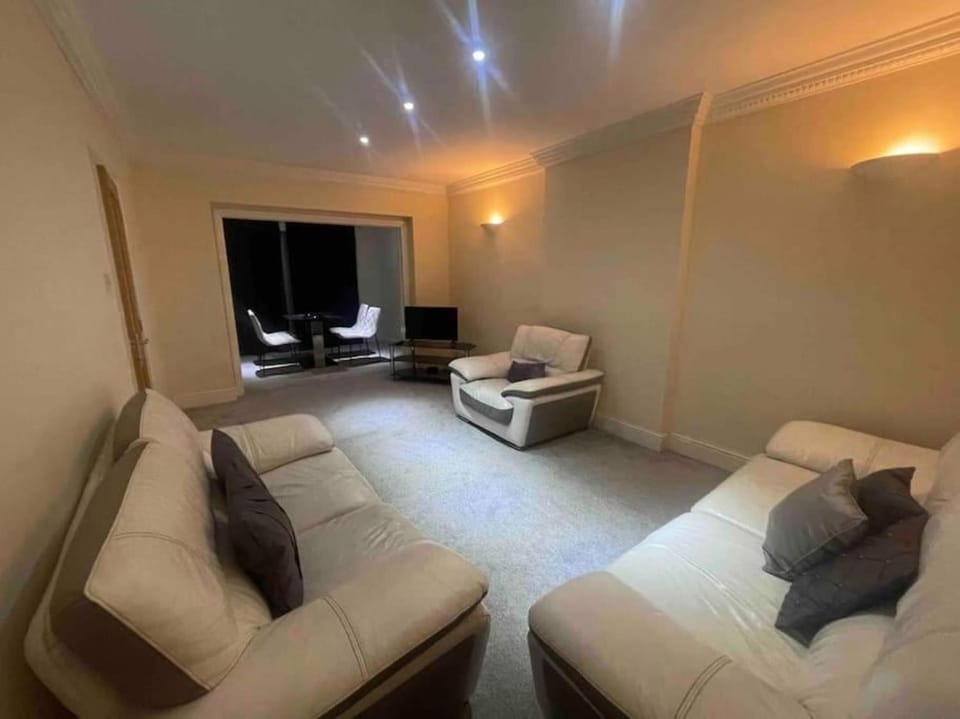 Charming House with Garden - Sleeps 6 & Parking House in London Borough of Hillingdon