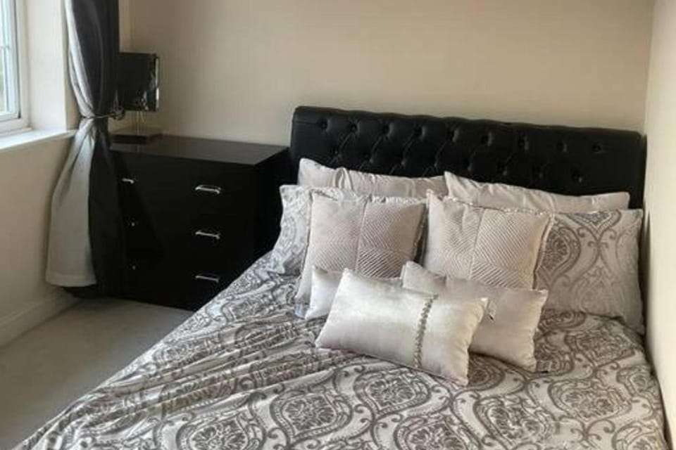 Charming House with Garden - Sleeps 6 & Parking House in London Borough of Hillingdon