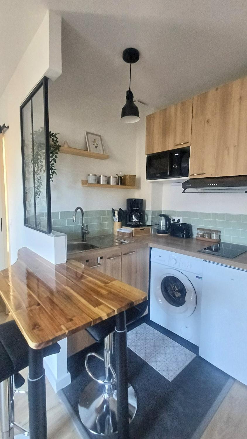 Coffee/tea facilities, Kitchen or kitchenette, microwave, stove, washing machine