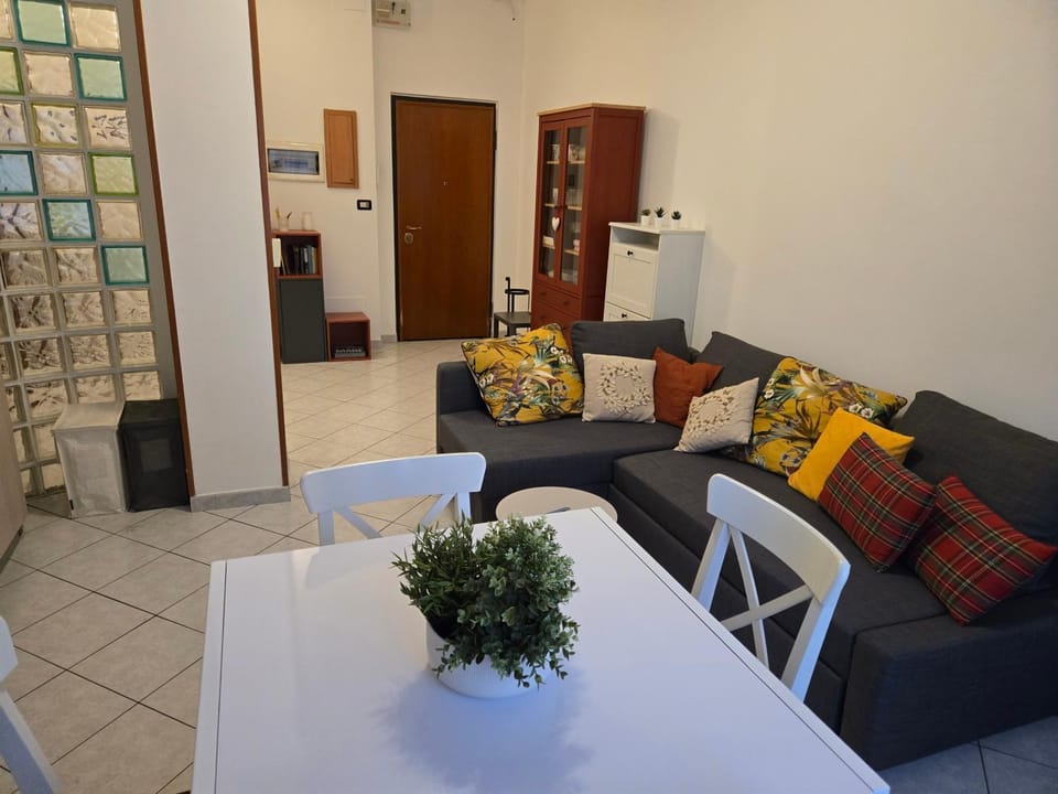Kitchen or kitchenette, Living room, Seating area, Dining area, oven