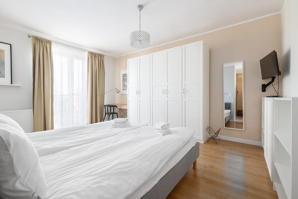 Bed, TV and multimedia, wardrobe