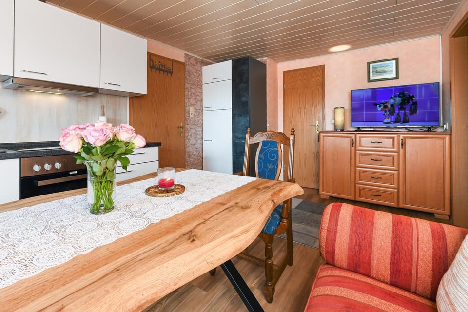 TV and multimedia, Kitchen or kitchenette, Living room, Seating area, Dining area